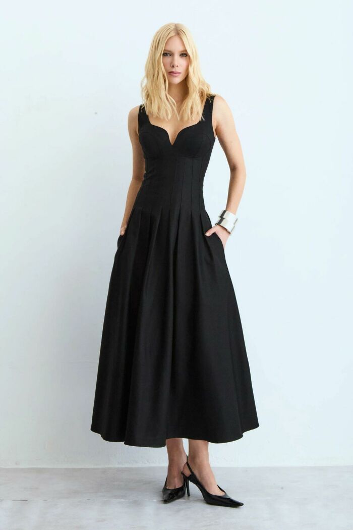 Imagem de Vestido Mídi Recorte V Busto E Pregas Na Saia Preto Zen
