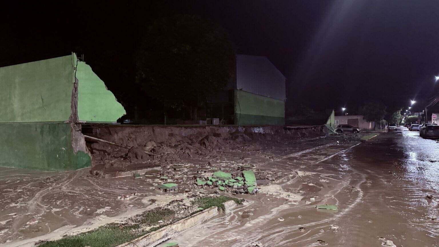 Imagem de compartilhamento para o artigo Chuva de 40 mm em 30 minutos deixa rastro de destruição em bairros de COxim da MS Todo dia