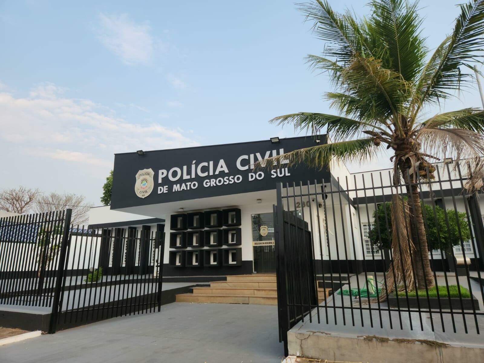 Imagem de compartilhamento para o artigo Autor de homicídio em Coxim se entrega à polícia acompanhado de advogado da MS Todo dia