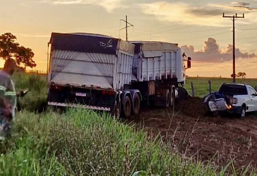 Imagem de compartilhamento para o artigo Carreta atinge carros parados na Curva da Morte em Paraíso das Águas da MS Todo dia