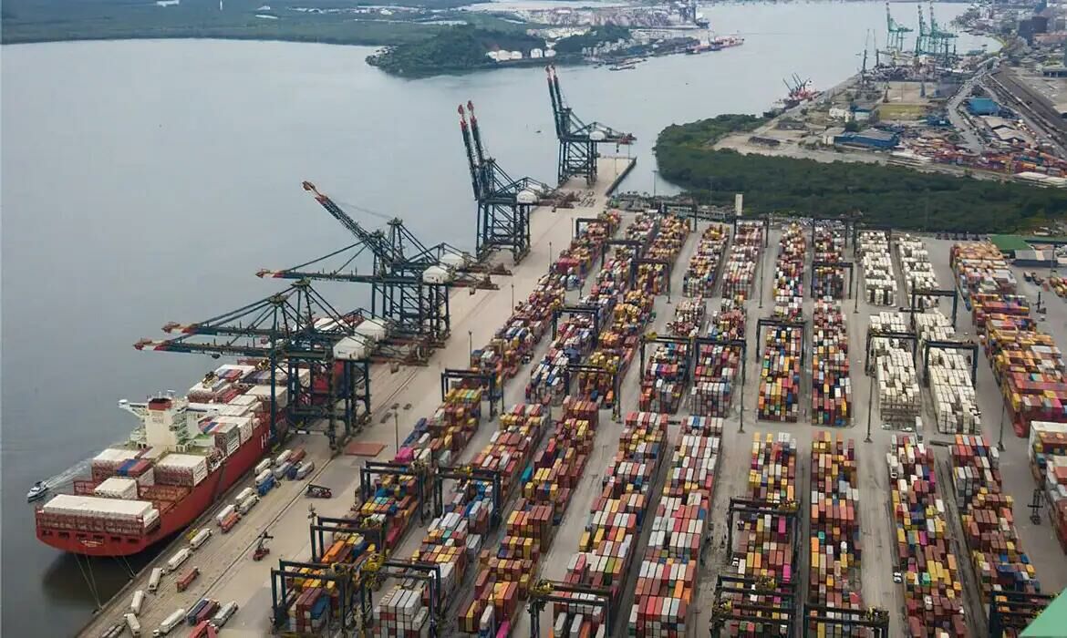 Imagem de compartilhamento para o artigo Tarifaço sobre parte de exportações brasileiras entra em vigor hoje; Governo analisa plano de contingência da MS Todo dia