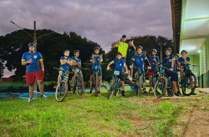 Imagem de compartilhamento para o artigo Projeto MS Pedalando Para o Futuro transforma vidas de crianças e adolescentes através do ciclismo da MS Todo dia