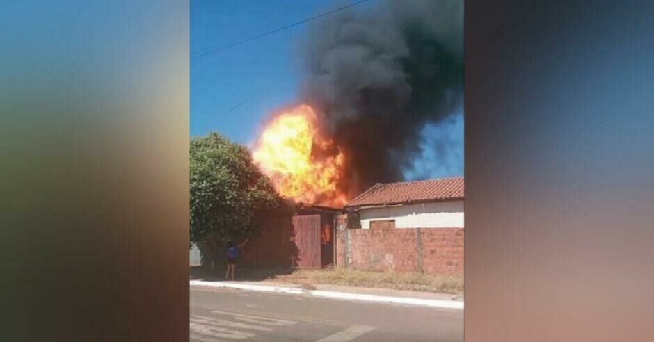 Imagem de compartilhamento para o artigo Casa explode após ser consumida por incêndio em Sonora da MS Todo dia
