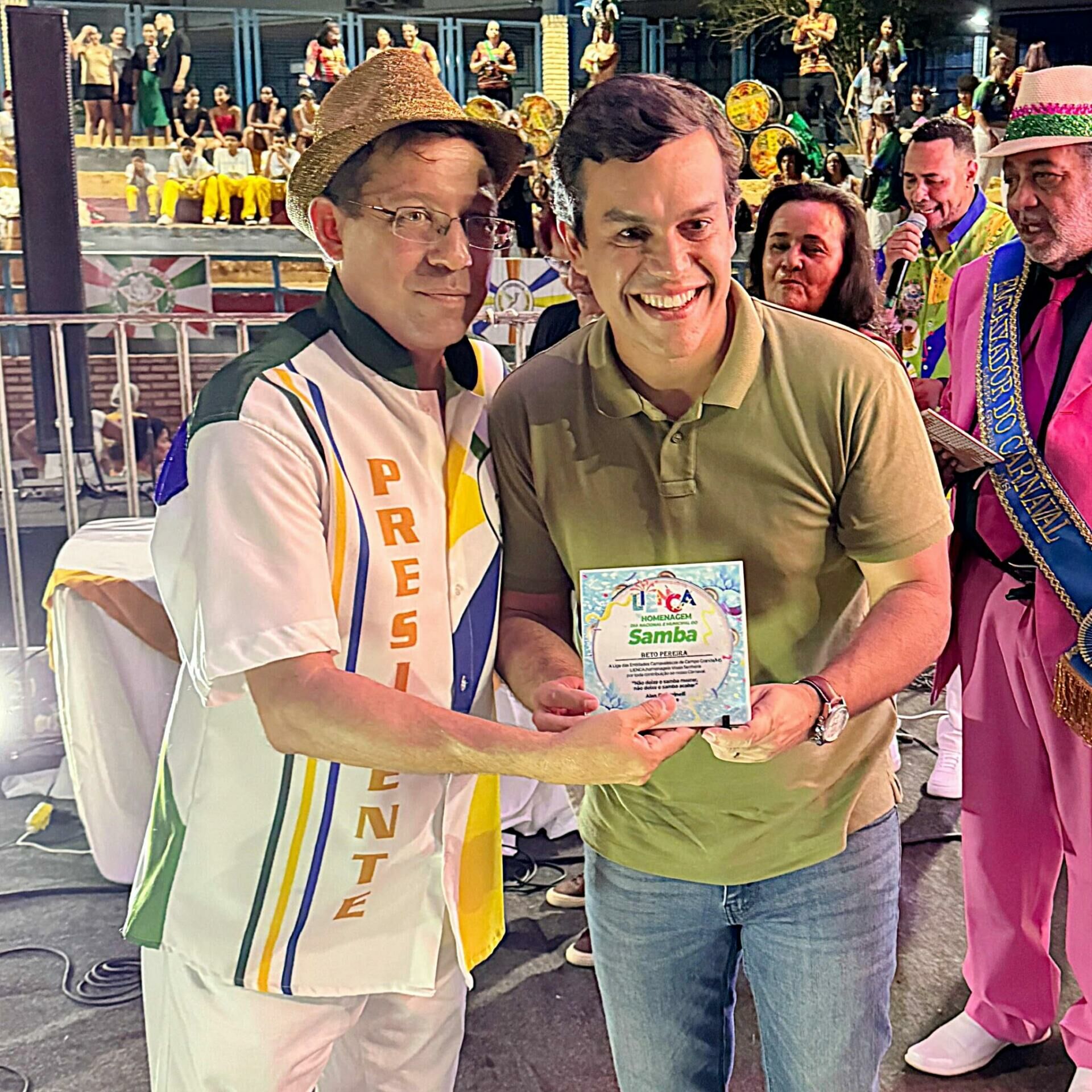 Imagem de compartilhamento para o artigo Beto Pereira é homenageado pelas escolas de samba de Campo Grande e destaca esforço para fazer um carnaval grandioso da MS Todo dia