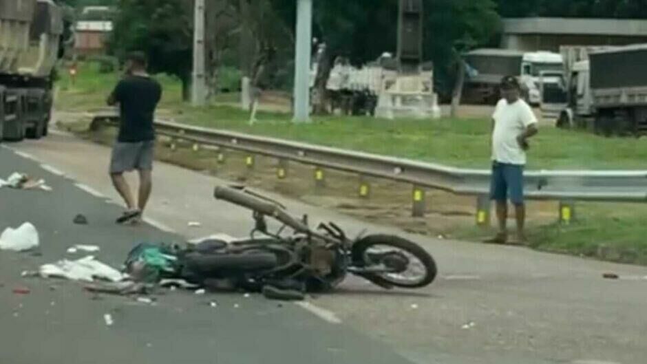 Imagem de compartilhamento para o artigo Vídeo: Motociclista morre ao ser atingido por carreta na BR-163, em Coxim da MS Todo dia