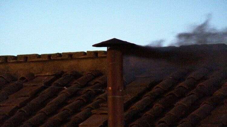 Imagem de compartilhamento para o artigo Fumaça preta marca fim da primeira votação do conclave e indica que sucessor de Francisco ainda não foi escolhido da MS Todo dia