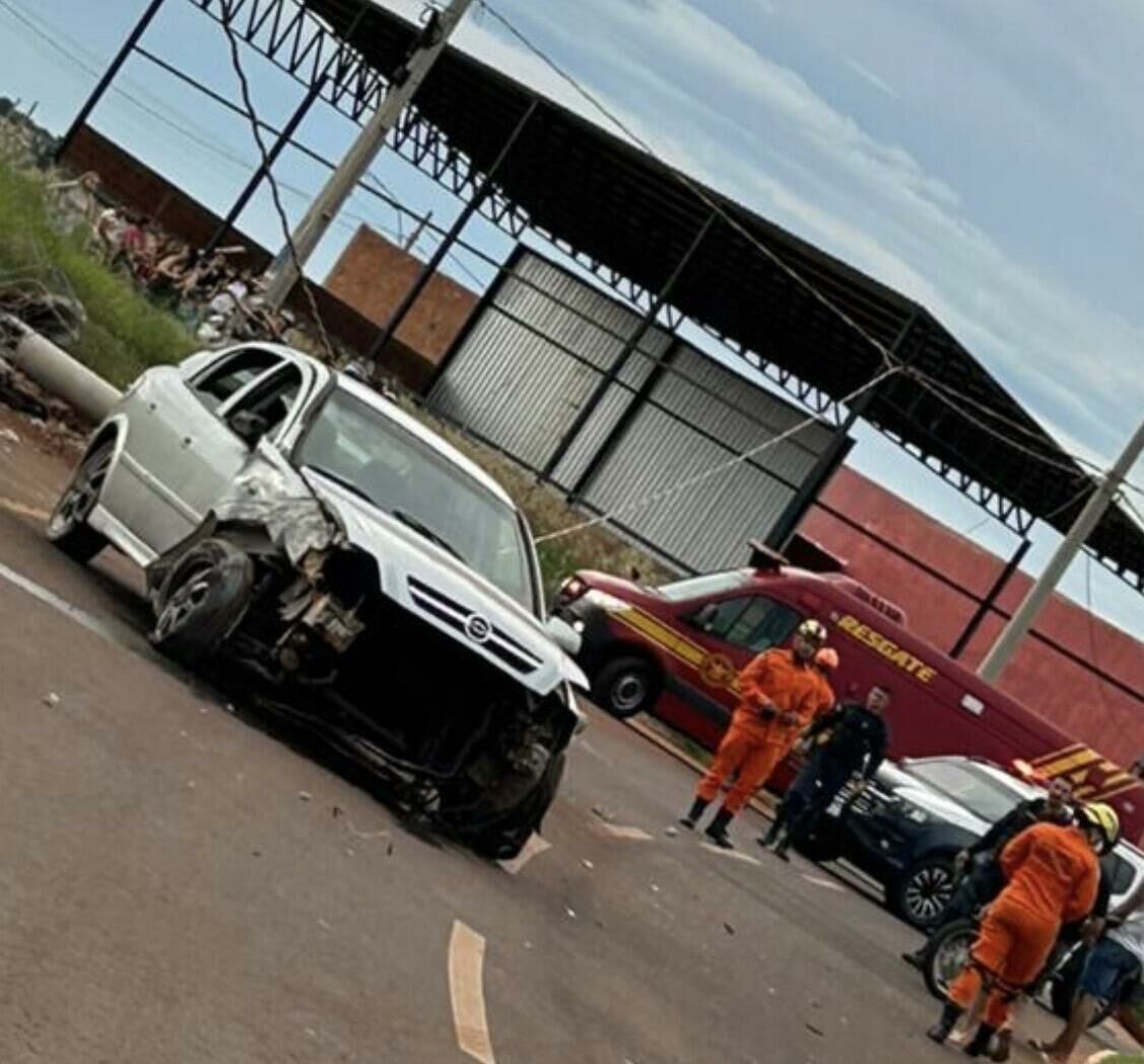 Imagem de compartilhamento para o artigo Batida violenta em Costa Rica: Astra atinge poste e racha estrutura na Avenida João de Barro da MS Todo dia