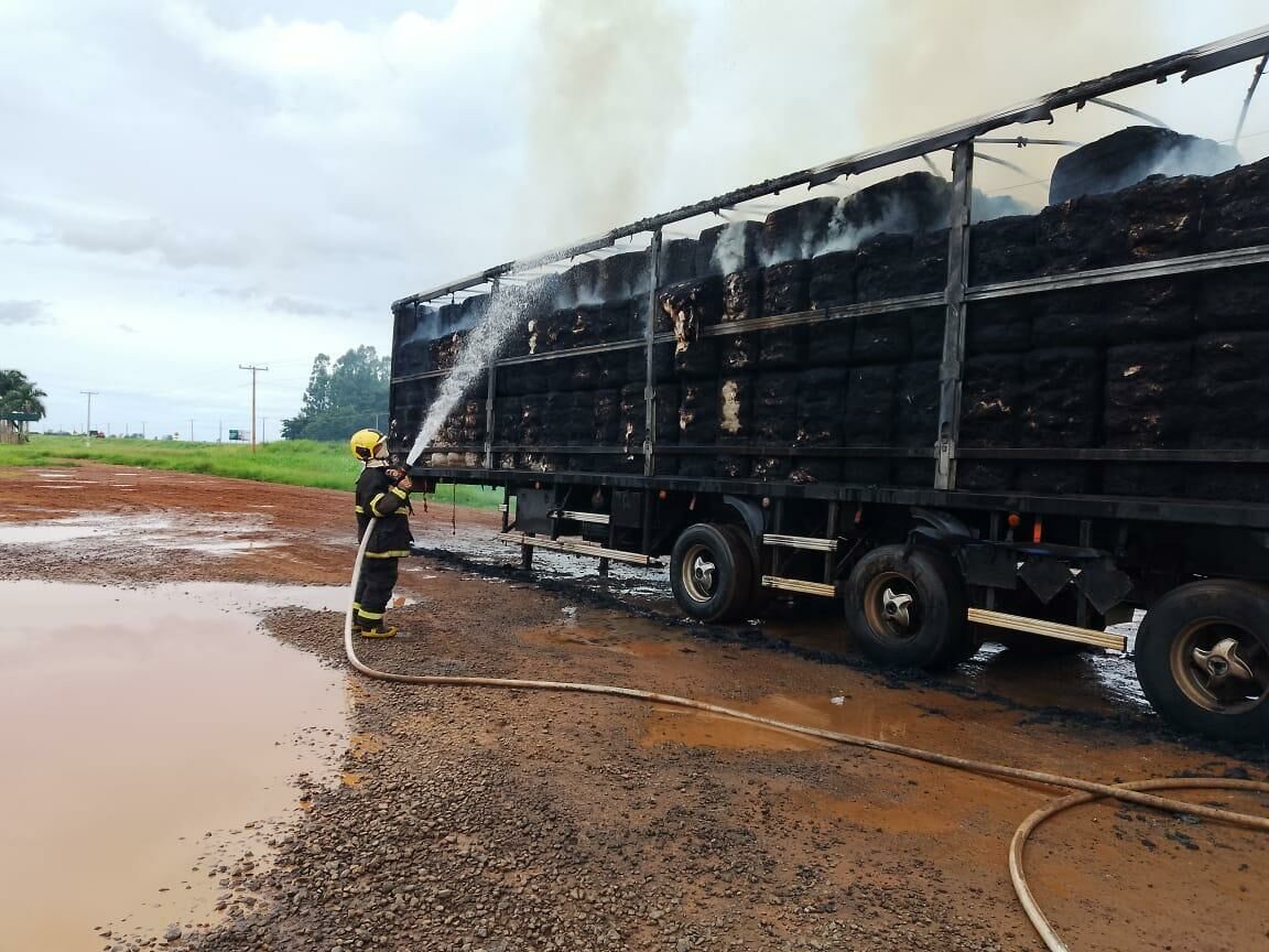 Imagem de compartilhamento para o artigo Incêndio atinge carga de algodão em caminhão parado em posto de combustíveis de Chapadão do Sul da MS Todo dia