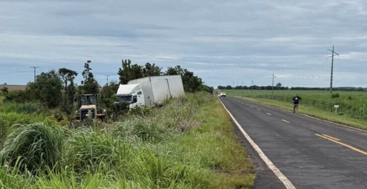 Imagem de compartilhamento para o artigo Caminhão baú sai da pista na BR-060 em Paraíso das Águas da MS Todo dia
