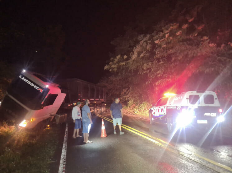 Imagem de compartilhamento para o artigo Carreta sai da pista durante ultrapassagem sob chuva na Serra Sucuriú em Paraíso das Águas da MS Todo dia