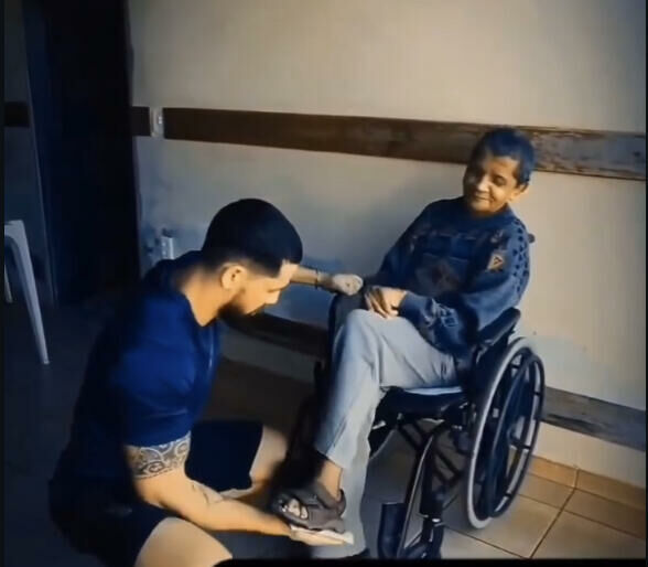 Imagem de compartilhamento para o artigo Idoso volta a dar primeiros passos após 2 anos em cadeira de rodas em reabilitação com educador físico em Costa Rica da MS Todo dia