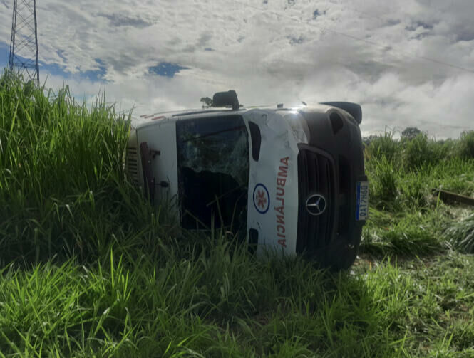 Imagem de compartilhamento para o artigo Van da Saúde de Costa Rica aquaplana na chuva e tomba na MS-306, em Cassilândia da MS Todo dia
