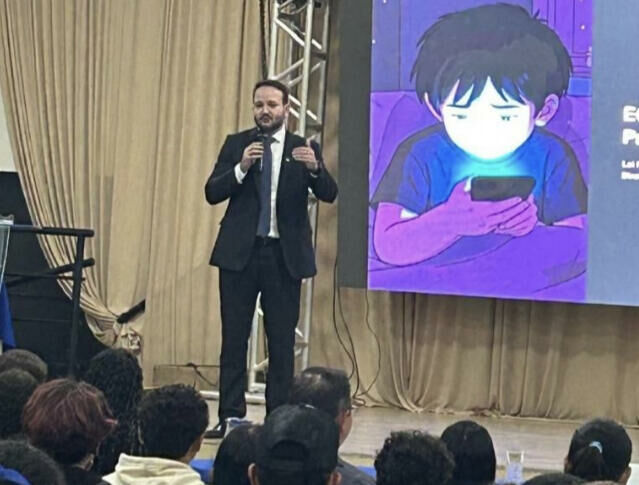 Imagem de compartilhamento para o artigo Palestra em Paraíso das Águas alerta estudantes sobre riscos da internet e proteção de dados da MS Todo dia