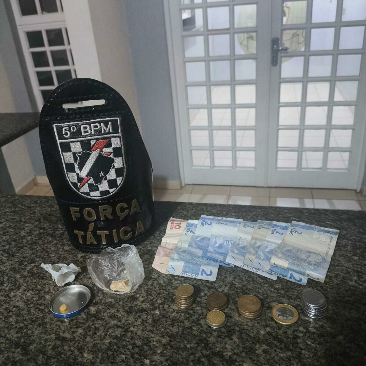 Imagem de compartilhamento para o artigo Força Tática prende mulher por tráfico de drogas durante madrugada em Coxim da MS Todo dia