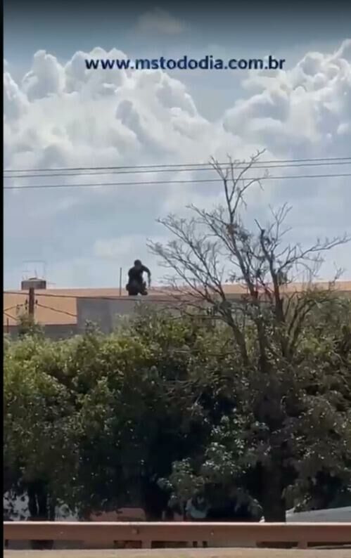 Imagem de compartilhamento para o artigo Homem invade escola e troca tiros com a polícia em Chapadão do Sul da MS Todo dia