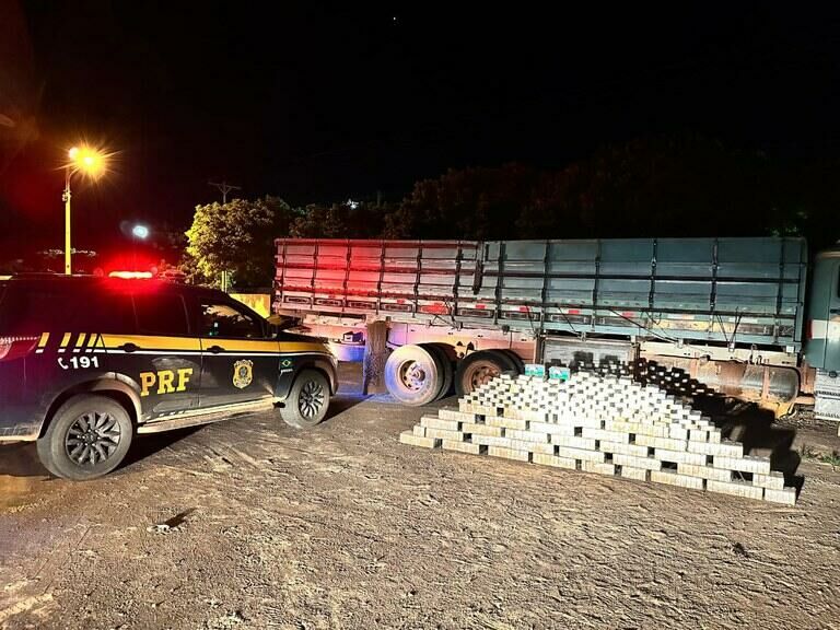 Imagem de compartilhamento para o artigo Caminhoneiro é preso com 457 kg de cocaína escondido em tambores de óleo em Chapadão do Sul da MS Todo dia