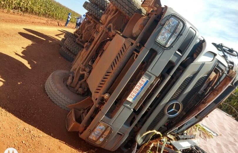 Imagem de compartilhamento para o artigo Motorista fica preso na cabine após carreta com 32 toneladas de adubo tombar na BR-060 da MS Todo dia