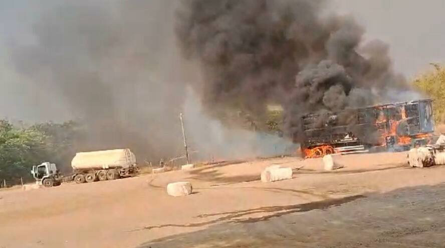 Imagem de compartilhamento para o artigo Vídeo: Fogo Causado pelo Calor Destrói Bitrem Carregado de Algodão no Distrito da Laje; em Costa Rica da MS Todo dia