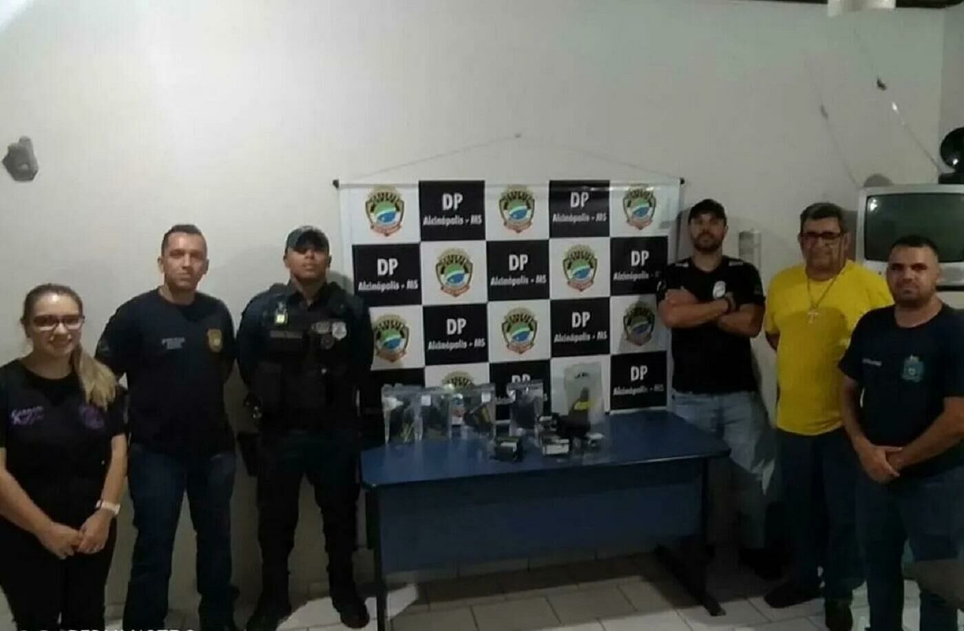 Imagem de compartilhamento para o artigo Policiais civis de Alcinópolis recebem dez coldres de pistola Glock da MS Todo dia