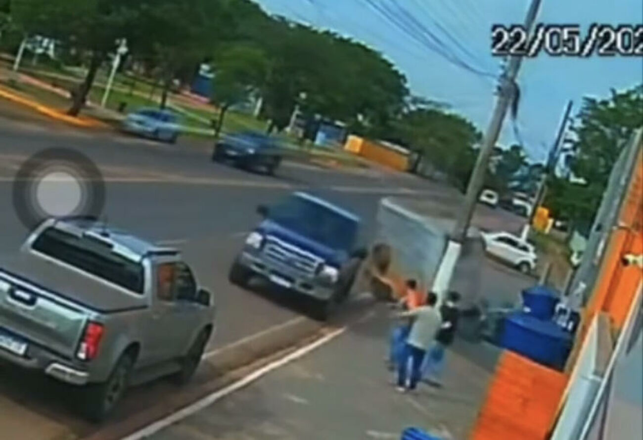 Ilustração da notícia Reboque se solta de F-250, atravessa avenida e atinge poste em Água Clara da MS Todo dia