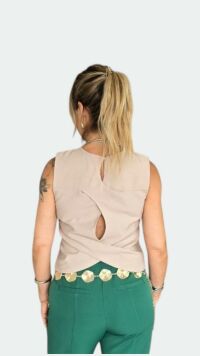 Imagem adicional 3 do item Regata Bege Feminina de Viscose com Alça Grossa, Decote Canoa e Recorte Transpassado nas Costas – Conforto, Estilo e Leveza