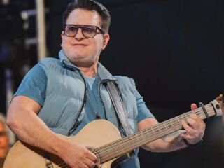 Imagem da notícia Bruno atualiza fãs após Marrone cair do palco durante show em Goiânia