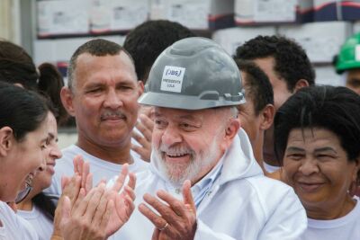 Imagem da notícia Lula é aclamado em evento da JBS, que anuncia investimento de R$ 150 milhões e geração de 2,3 mil empregos