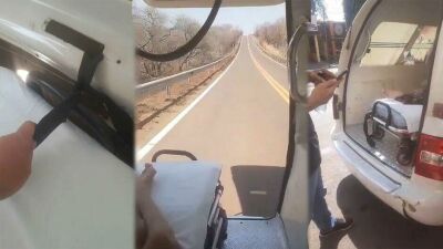 Imagem da notícia Vídeo: Porta de ambulância abre e acaba amarrada em maca de paciente durante transporte em Coxim