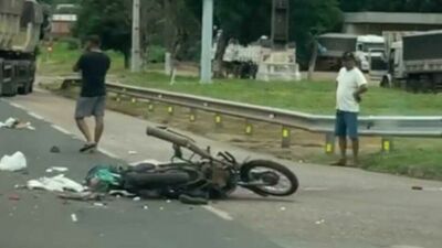 Imagem da notícia Vídeo: Motociclista morre ao ser atingido por carreta na BR-163, em Coxim