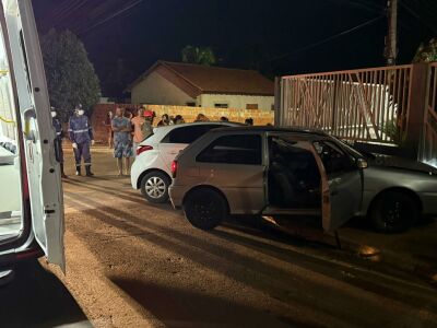 Imagem da notícia Acidente entre carros causa danos e quase vão parar em muro de casa em Coxim