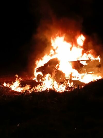 Imagem da notícia Carro pega fogo em frente a Expo Rica e bombeiros são acionados para conter chamas