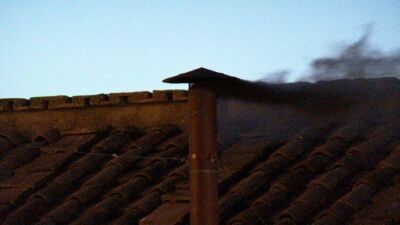 Imagem da notícia Fumaça preta marca fim da primeira votação do conclave e indica que sucessor de Francisco ainda não foi escolhido