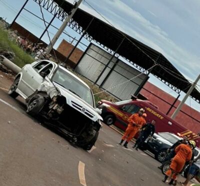 Imagem da notícia Batida violenta em Costa Rica: Astra atinge poste e racha estrutura na Avenida João de Barro