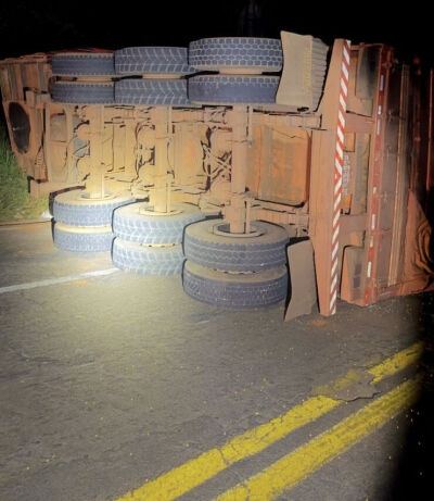 Imagem da notícia Bitrem carregado com adubo tomba na Serra Sucuriú e espalha carga na BR-060 em Paraíso das Águas