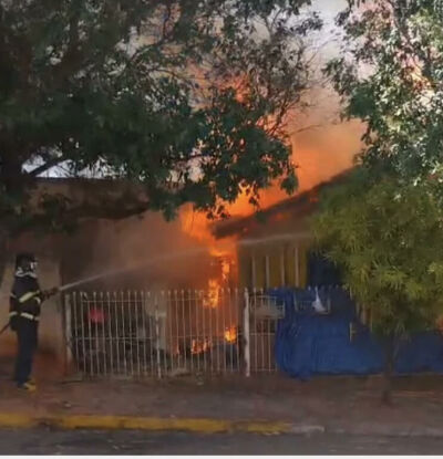 Imagem da notícia Cassilândia: incêndio destrói casa em frente ao presídio