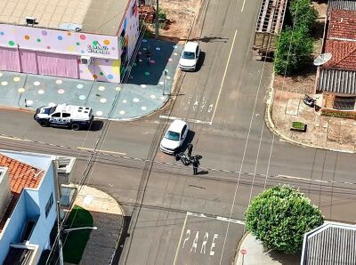 Imagem da notícia Carro atinge motocicleta em cruzamento e vítima é socorrida pelos bombeiros em Costa Rica