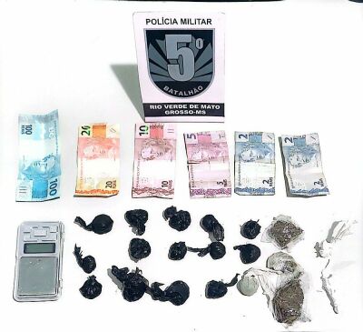 Imagem da notícia Polícia Militar flagra venda de drogas e prende jovem de 18 anos em Rio Verde