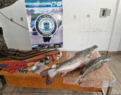 Imagem da notícia Homem é multado em R$ 2,7 mil por pesca predatória e posse ilegal de armas em Coxim