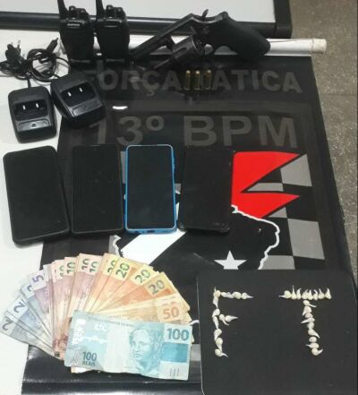 Imagem da notícia Polícia Militar fecha ponto de tráfico de drogas em Paranaíba, prende 3 e apreende arma e crack