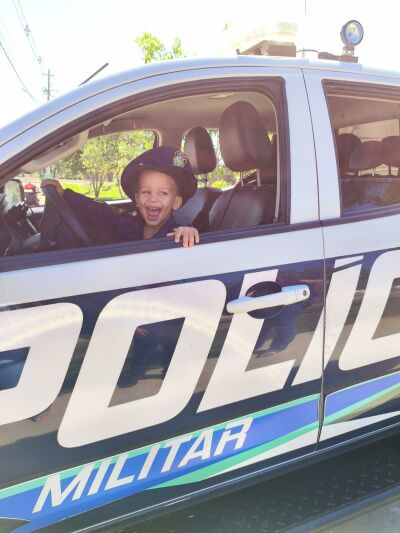 Imagem da notícia Menino que sonha ser policial militar recebe visita surpresa da PM em seu aniversário em Alcinópolis