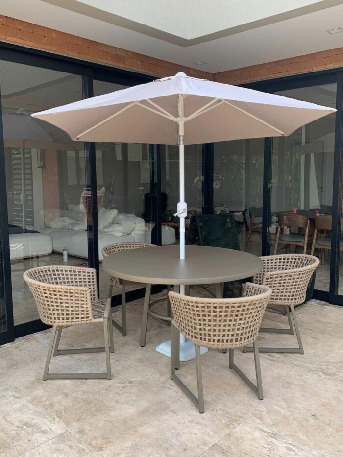 Imagem de https://cdn.interago.com.br/img/jpeg/w_0_q_8/17/mc/Area Externa/Jogo de Mesa Aluminio Área Externa com ombrelone e Poltrona Berlim