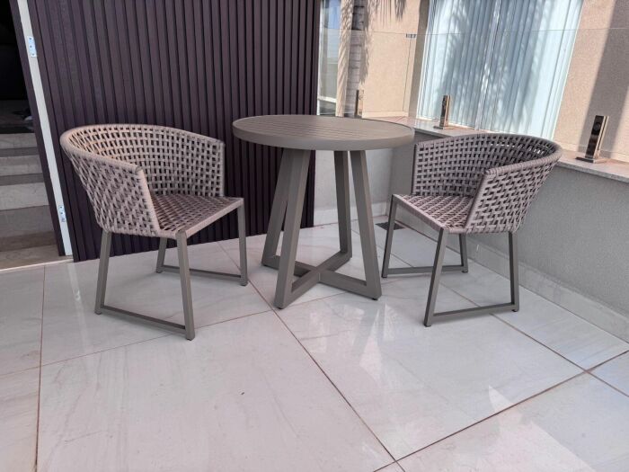 Imagem de https://cdn.interago.com.br/img/jpeg/w_0_q_8/17/mc/Area Externa/Mesa Redonda Ripada Aluminio Fendi com Poltrona Berlim