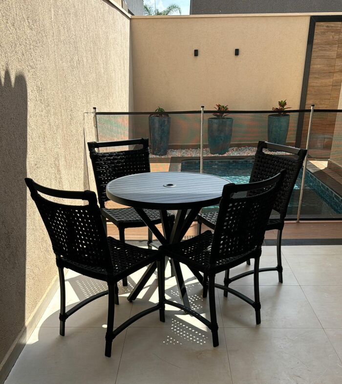 Imagem de https://cdn.interago.com.br/img/jpeg/w_0_q_8/17/mc/Area Externa/Mesa Ripada Alumino 80cm com 4 Cadeira Orlando