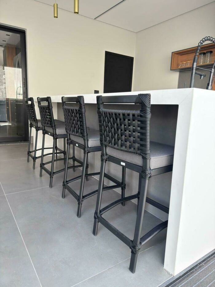 Imagem de https://cdn.interago.com.br/img/jpeg/w_0_q_8/17/mc/Banquetas e Bistros/Banqueta Orlando Preta com Estofado Cinza
