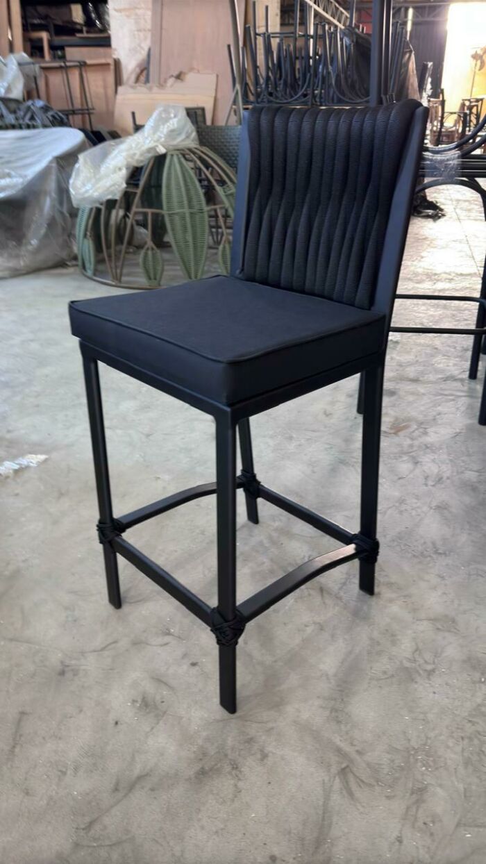 Imagem de https://cdn.interago.com.br/img/jpeg/w_0_q_8/17/mc/Banquetas e Bistros/Banqueta Orlando Preta com Trico com Enchimento