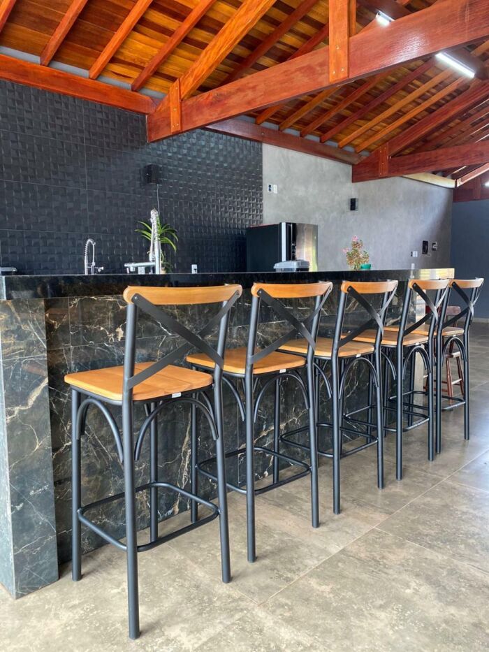 Imagem de https://cdn.interago.com.br/img/jpeg/w_0_q_8/17/mc/Banquetas e Bistros/Banqueta Paris Aluminio