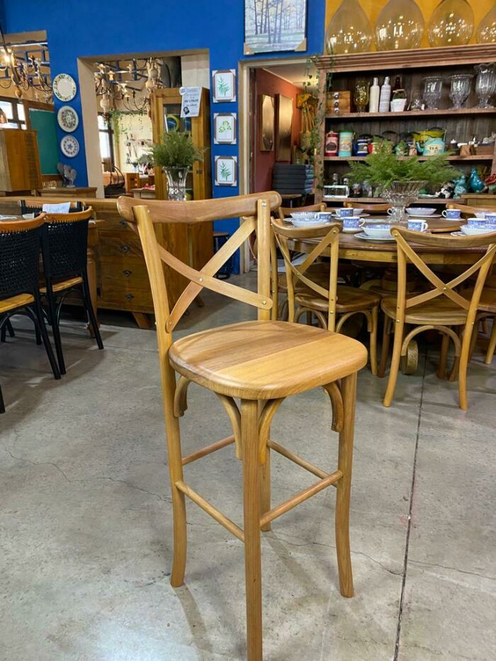 Imagem de https://cdn.interago.com.br/img/jpeg/w_0_q_8/17/mc/Banquetas e Bistros/Banqueta Paris Madeira Jequitibá