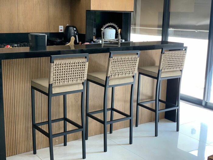 Imagem de https://cdn.interago.com.br/img/jpeg/w_0_q_8/17/mc/Banquetas e Bistros/Banqueta Rio Aluminio e Corda Náutica