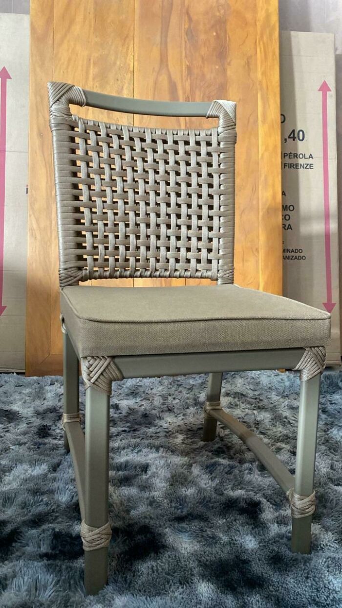Imagem de https://cdn.interago.com.br/img/jpeg/w_0_q_8/17/mc/Cadeiras/Cadeira Orlando Fendi