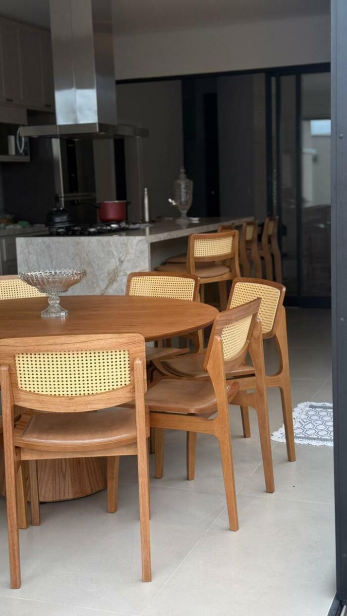 Imagem de https://cdn.interago.com.br/img/jpeg/w_0_q_8/17/mc/Mesas/Mesa Ebiza com Cadeira Pérola e Banqueta Oslo